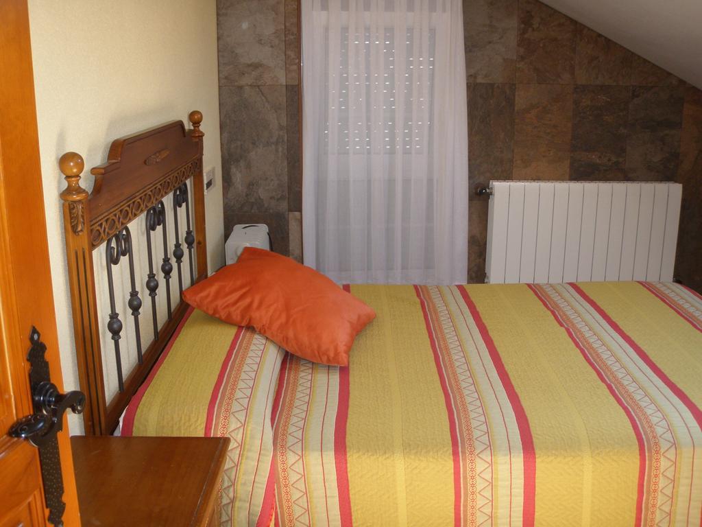 Hostal Pineda Сервера-де-Писуэрга Номер фото